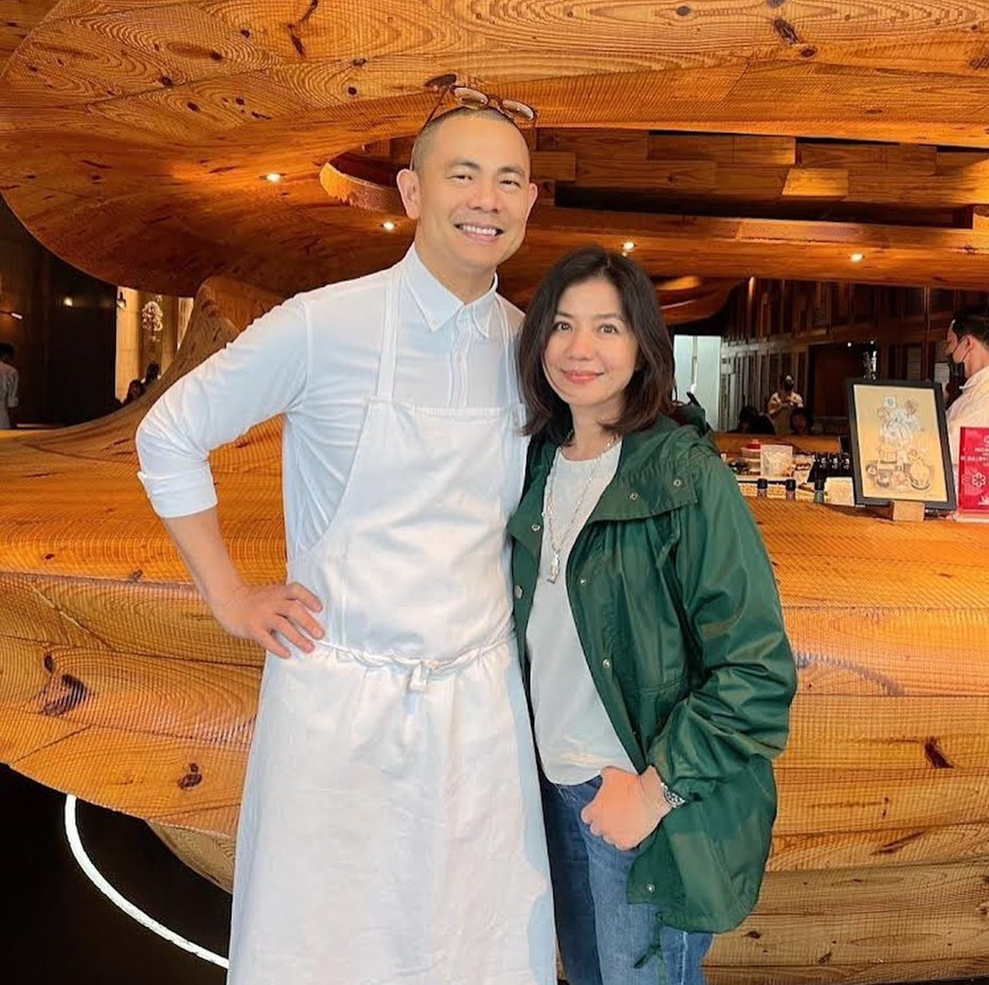 Ngày 10/4, một đầu bếp tại nhà hàng 2 sao Michelin ở Đài Bắc (Đài Loan, Trung Quốc) đăng lên trang cá nhân bức ảnh chụp cùng Chung Sở Hồng. “Từ những bức ảnh trong ví ngày xưa, tôi được chụp ảnh và nói chuyện với nữ thần vĩnh cửu của tôi. Thật tuyệt vời”, anh viết. Trong ảnh, Chung Sở Hồng mặc trang phục giản dị, trang điểm nhẹ nhàng và mỉm cười trước ống kính. Nhan sắc tuổi 63 của bà khiến cộng đồng mạng Trung Quốc bất ngờ. Nhiều người đánh giá nếu chỉ nhìn ảnh, không ai nghĩ nữ diễn viên một thời đã bước vào độ tuổi U70. Ảnh: Facebook.