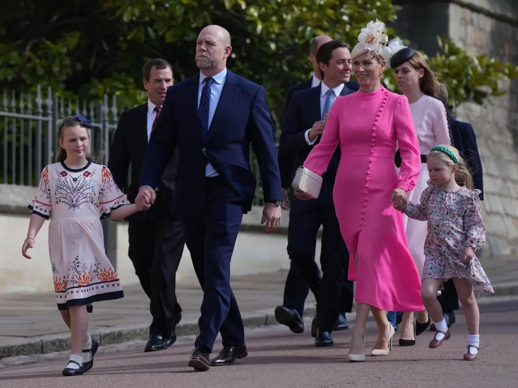 Buổi lễ diễn ra trong khuôn viên Lâu đài Windsor với sự góp mặt của đông đủ thành viên Hoàng gia Anh. Đàn ông mặc lễ phục, phụ nữ mặc váy kèm theo mũ. Ảnh: Mega.