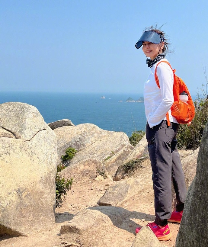 Sau khi giải nghệ, Chung Sở Hồng sống kín tiếng. Bà theo đuổi lối sống lành mạnh, tận hưởng cuộc sống. Khi rảnh rỗi, bà dành thời gian gặp gỡ bạn bè, leo núi, đi bộ đường dài và đi du lịch. Chuyến đi gần nhất của Chung Sở Hồng là với em gái đến Đài Loan (Trung Quốc). Thỉnh thoảng, bà cũng tham gia các sự kiện chung để giao lưu với mọi người, đồng thời chia sẻ hình ảnh đời thường trên trang cá nhân. Bà cũng tích cực tham gia các hoạt động bảo vệ môi trường. Ảnh: Weibo.