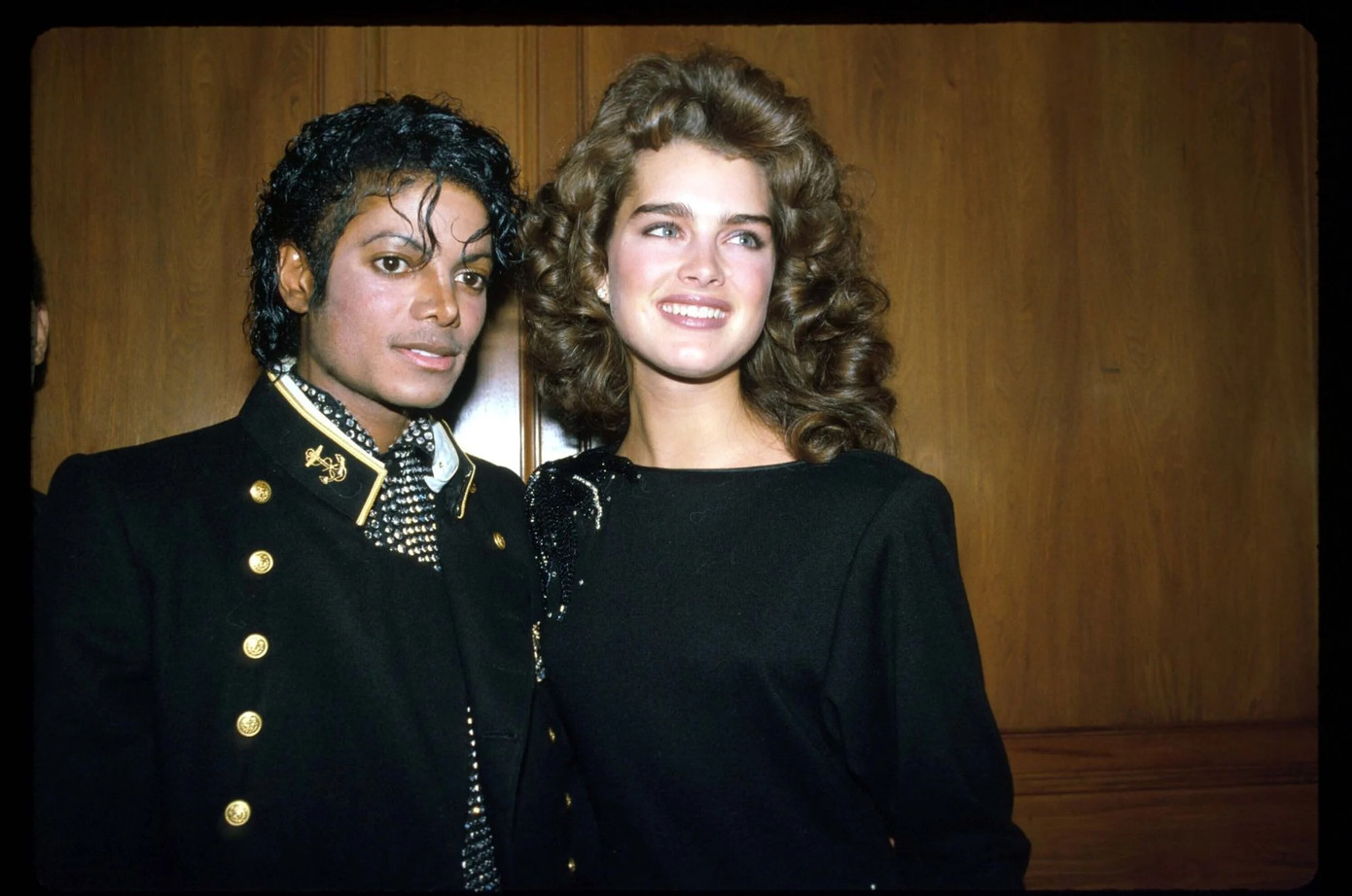 Là mỹ nhân hàng đầu Hollywood, Shields từng hẹn hò với những người đàn ông nổi tiếng nhất, bao gồm Michael Jackson , John Travolta và John F. Kennedy Jr., con trai Tổng thống thứ 35 của Mỹ John F. Kennedy. Ảnh: Getty Images.