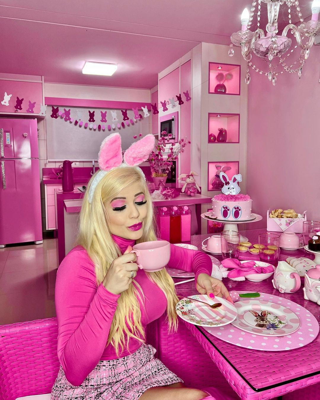 Qua những bức ảnh do Peres chia sẻ trên mạng xã hội, khó có thể tìm thấy món đồ nào của cô không phải màu hồng. Nội thất trong nhà, các vật dụng, thậm chí cả món ăn đều mang phong cách ngọt ngào. Ảnh: IG.