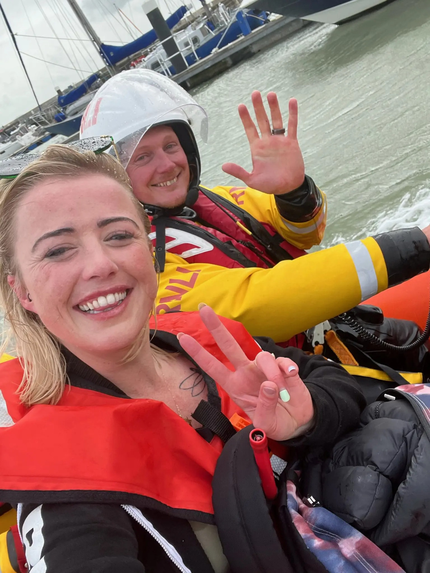 Ogilvie được nhân viên cứu hộ đưa vào bờ an toàn. Cô cho biết hơi xấu hổ khi nhận thấy người đàn ông biết cô. Ảnh: SWNS.