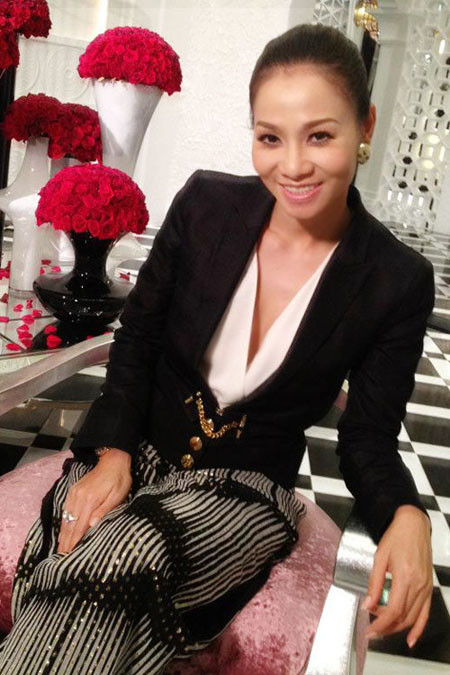 Đôi khi cô diện những bộ đồ hàng hiệu rất cá tính nhưng vẫn kín đáo từ đầu tới chân. Đôi khi cô diện những bộ đồ hàng hiệu rất cá tính nhưng vẫn kín đáo từ đầu tới chân