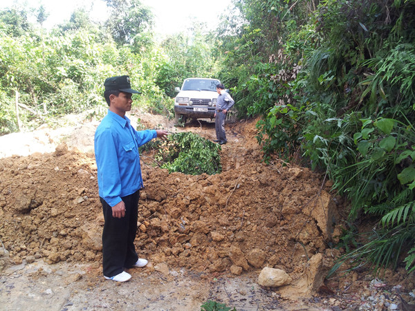 Đường vào bị than tặc cày xới. Đường vào bị than tặc cày xới