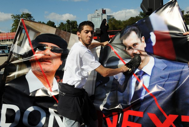 Nguy cơ 'kịch bản Libya' cho Syria ảnh 2 Đại tá Gaddafi (Libya) và tổng thống Assad (Syria) bị công chúng phản đối mạnh mẽ. Ảnh: Getty Images.