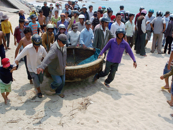 Đưa xác nạn nhân lên bờ