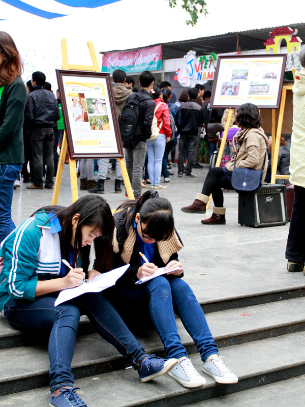 Các tình nguyện viên và đại diện các tổ chức tình nguyện chia sẻ và thảo luận về các mục tiêu thiên niên kỷ; đánh giá quá trình thực hiện các mục tiêu mà Việt Nam đã cam kết; đưa ra các kiến nghị để hoạt động tình nguyện bền vững và lâu dài; định hướng tương lai của hoạt động tình nguyện ở Việt Nam và các nước khác…