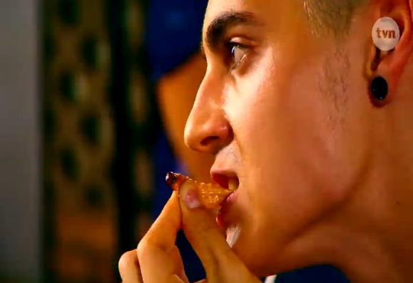 Thí sinh Next Top Ba Lan sợ hãi nếm thử nhộng, tiết canh ảnh 2