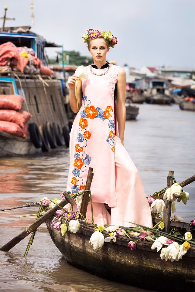 Thí sinh Next Top Ba Lan sợ hãi nếm thử nhộng, tiết canh ảnh 7