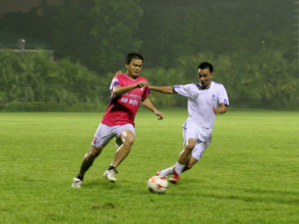 Nghệ sĩ hài Thành Trung (áo trắng) trong pha tranh bóng quyết liệt