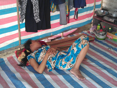 Không có tiền dựng một chỗ ngủ đàng hoàng, chị Sen phải lót tấm bạt để ngả lưng