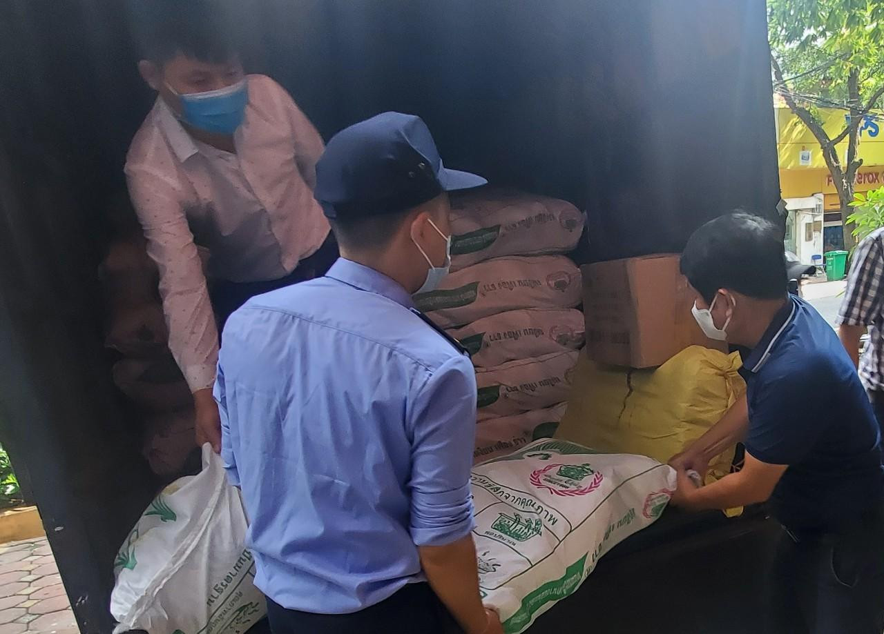 Ông Hoàng Anh Tú - Chủ tịch Ủy ban MTTQ huyện Gia Lâm cho biết, gạo được chọn mua là loại gạo tám thơm, đảm bảo chất lượng. "Mong rằng, lượng gạo này sẽ giúp cho những người ở vùng dịch vượt qua khó khăn. Mong chương trình ý nghĩa của báo Tiền Phong tiếp tục lan tỏa" - ông Tú nói. Ông Hoàng Anh Tú - Chủ tịch Ủy ban MTTQ huyện Gia Lâm cho biết, gạo được chọn mua là loại gạo tám thơm, đảm bảo chất lượng. "Mong rằng, lượng gạo này sẽ giúp cho những người ở vùng dịch vượt qua khó khăn. Mong chương trình ý nghĩa của báo Tiền Phong tiếp tục lan tỏa" - ông Tú nói.