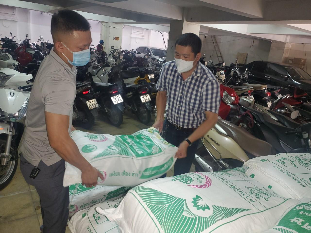 Gạo được đóng từng bao to 50 kg; bên trong, được chia thành những bao nhỏ 5 kg để thuận tiện tặng cho người khó khăn. Gạo được đóng từng bao to 50 kg; bên trong, được chia thành những bao nhỏ 5 kg để thuận tiện tặng cho người khó khăn.