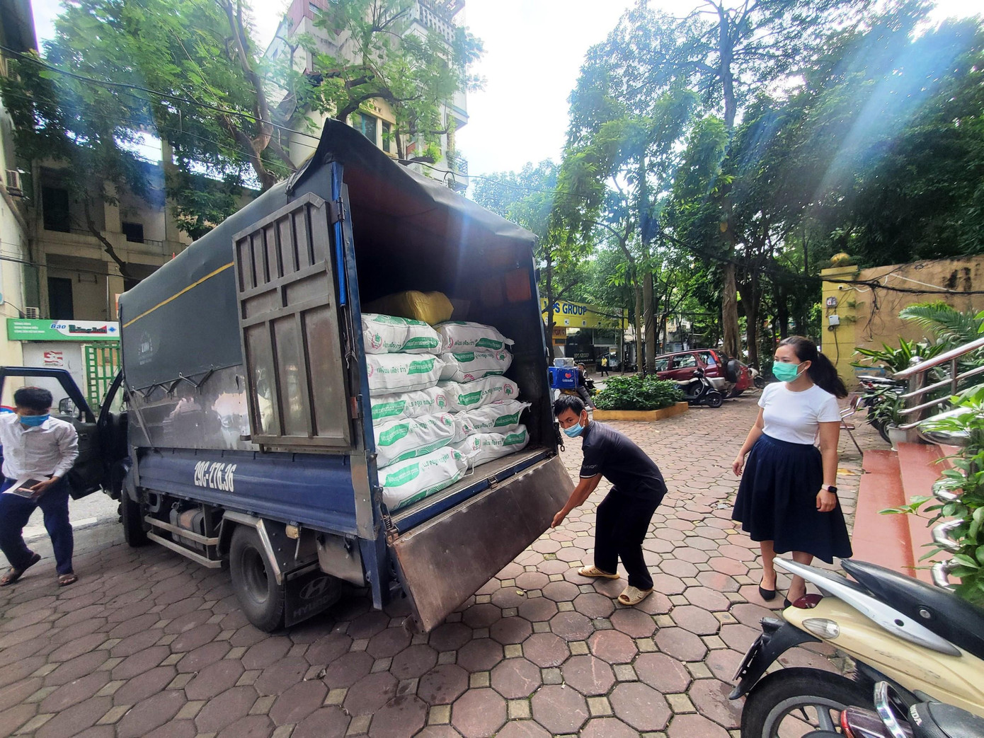 Đây là hoạt động nằm trong khuôn khổ chương trình "Cùng Tiền Phong tiếp sức tuyến đầu chống dịch COVID-19" và là lần thứ 2 huyện Gia Lâm tham gia ủng hộ chương trình. Đây là hoạt động nằm trong khuôn khổ chương trình "Cùng Tiền Phong tiếp sức tuyến đầu chống dịch COVID-19" và là lần thứ 2 huyện Gia Lâm tham gia ủng hộ chương trình.