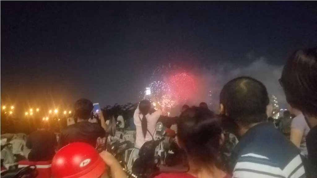 Triệu người cùng đếm ngược hô vang 'chúc mừng năm mới' ảnh 31