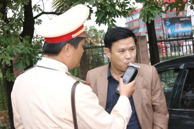 Nếu được máy báo có nồng độ cồn trong khí thở lái xe sẽ được đưa vào bãi để tiến hành kiểm tra nồng độ là bao nhiêu để xử phạt. Nên áp dụng phương pháp mới sẽ giúp giảm chi phí cho việc đầu tư mua ống thổi một lần, vì chỉ những ai chắc chắn có sai phạm mới dùng tới ống thởi. Còn trước đây ai bị kiểm tra đều phải dùng, nhưng có nhiều người không sai phạm