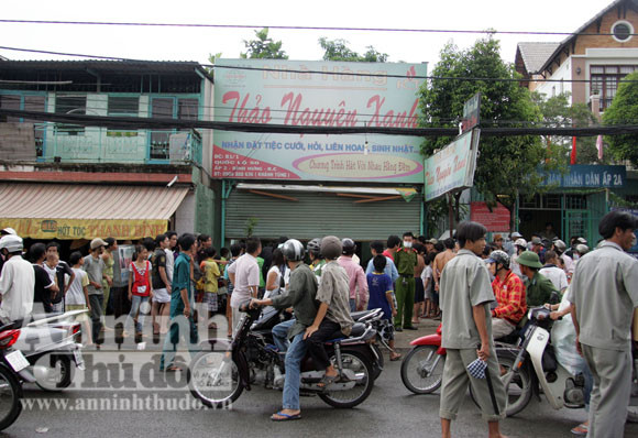 Rất đông người hiếu kỳ tại hiện trường phát hiện thi thể người thanh niên đang phân hủy