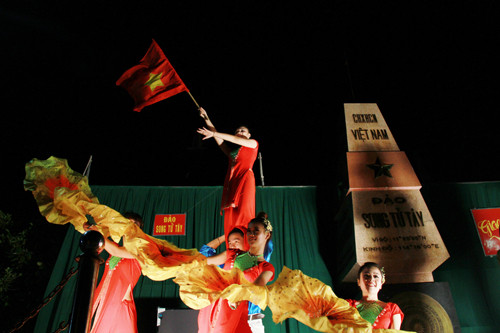  Các chiến sỹ trên đảo Song Tử Tây tiếp nhận quà tặng của đoàn hành trình