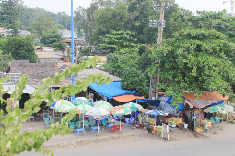 Theo UBND TPHCM thì TP đã 8 lần xin gia hạn thời điểm bàn giao mặt bằng với các nhà thầu. Có thể cuối năm 2013 sẽ là thời hạn cuối cùng