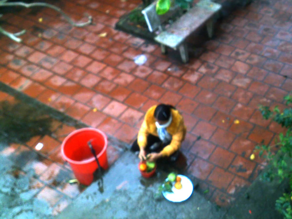 Mặc dù đông đúc, nhưng người đi lễ vẫn có không gian thư thả bày sắm lễ