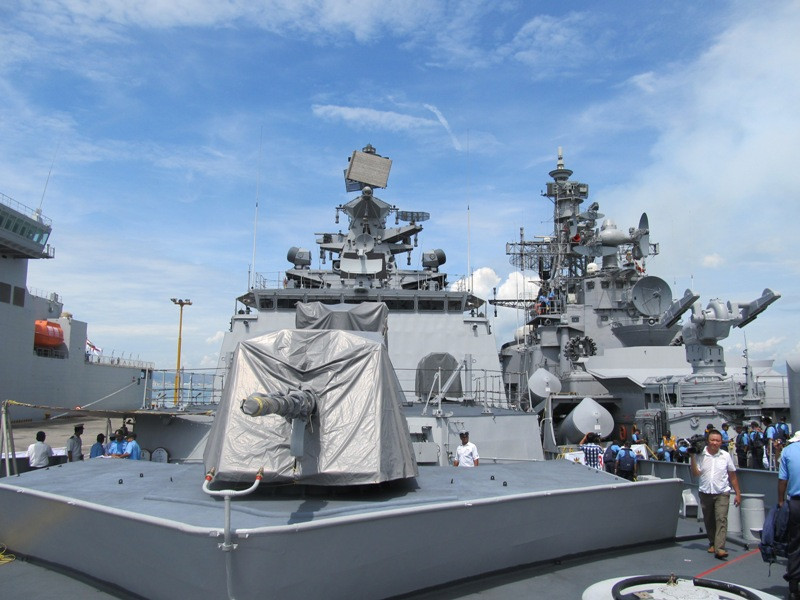 Trên bong chiến hạm khu trục tên lửa dẫn đường