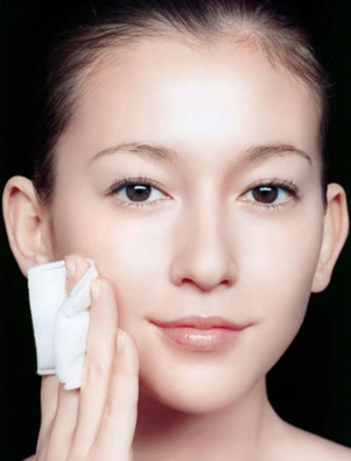 Tẩy trang trước khi ngủ để tránh làm bít lỗ chân lông. Tẩy trang trước khi ngủ để tránh làm bít lỗ chân lông