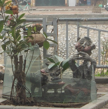 Tượng cậu bé mục đồng tạc trong tư thế lạ với nhiều lời đồn