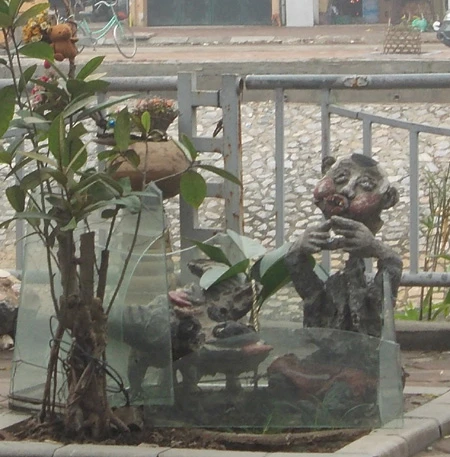 Tượng cậu bé mục đồng tạc trong tư thế lạ với nhiều lời đồn