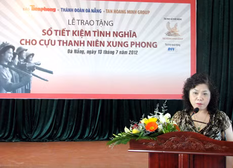 Bà Lê Thị Vinh, Phó Tổng GĐ Tân Hoàng Minh Group phát biểu tri ân các TNXP 