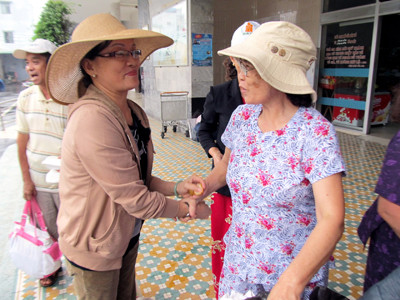 Bà Võ Thị Bằng cho biết giờ đã yên tâm hơn với bệnh tật. Ảnh: Nam Cường. Bà Võ Thị Bằng cho biết giờ đã yên tâm hơn với bệnh tật. Ảnh: Nam Cường