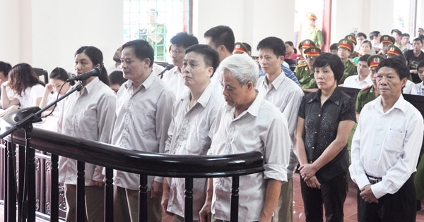 Các bị cáo tại tòa. Ảnh: Bảo Thắng