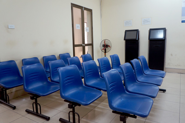 Tai khu vực 1 cửa UBND quận Đống Đa không một người dân