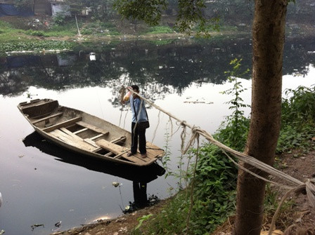 Việc qua lại sông giữa Cự Đà và xã bên kia sông, Tả Thanh Oai được người dân nơi đây sử dụng bằng phương tiện thủ công và cũng không kém phần nguy hiểm này