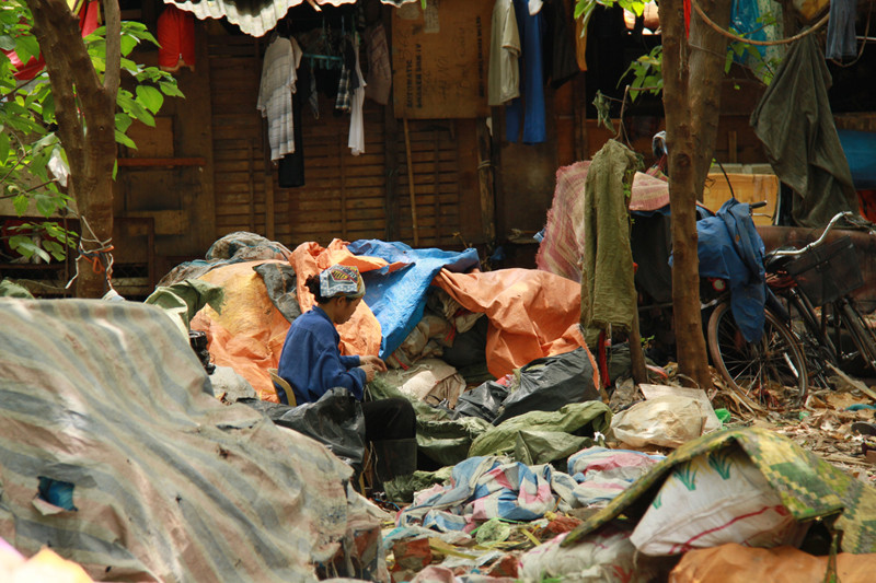 Bà Rạng, một phụ nữ người Hưng Yên, đã 60 tuổi cho biết, mỗi ngày bà kiếm được từ 50 - 100 nghìn. Trừ ăn uống, mỗi ngày cũng tiết kiệm được vài chục nghìn gửi về cho gia đình ở quê. Ảnh: Trường Phong