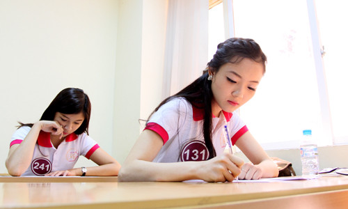 Không khí thi diễn ra nghiêm túc