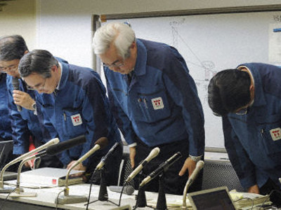 Ban lãnh đạo Tepco xin lỗi công chúng trong buổi họp báo ngày 27-3 Ảnh: Kyodo