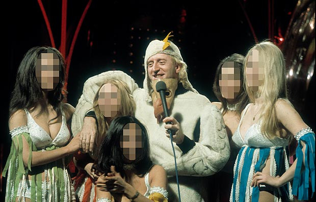 Jimmy Savile được vây quanh bởi các ngôi sao. Ảnh: The Sun