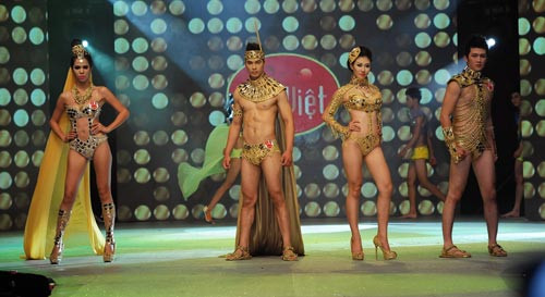 Các thí sinh trình diễn bikini