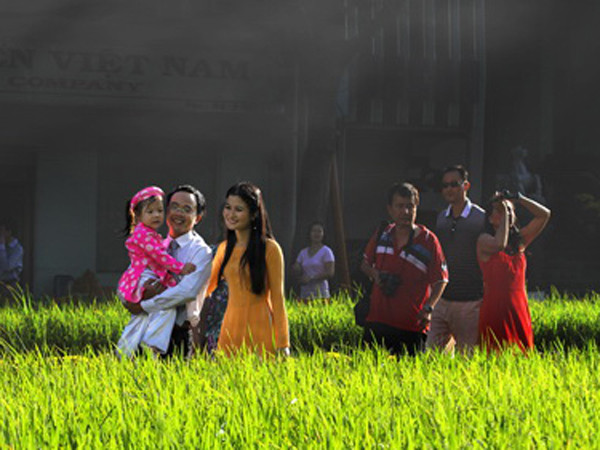 Một gia đình trẻ du xuân ngang đồng lúa xanh rì trên đường hoa Nguyễn Huệ - Ảnh tham gia cuộc thi ảnh Sắc Xuân 2012 do Tuổi Trẻ Online tổ chức - Ảnh: Bui Quang Vu 