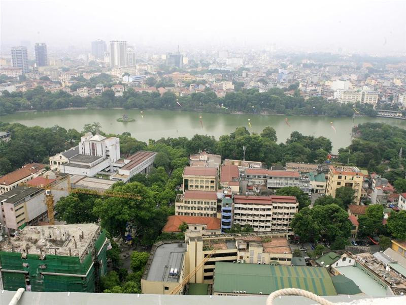 Các công trình đang băm nát Hồ Gươm. Ảnh: Hồng Vĩnh