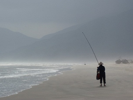 Tìm nơi câu cá – Tác giả người Canada Steven Kovacs chụp tại Lăng Cô. “Lúc này đang là tháng 1, biển rất vắng, tôi đi bộ dọc bờ biển gần như không có bóng người, bỗng một bóng mờ hiện ra từ đằng xa, tôi nhanh tay lấy máy ảnh ghi lại hình dáng một ông cụ đang câu cá.”