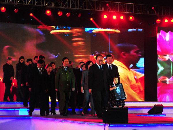 Tới dự lễ tưởng niệm có đồng chí Nguyễn Xuân Phúc, Ủy viên Bộ Chính trị, Phó Thủ tướng Chính phủ, Chủ tịch Ủy ban ATGT Quốc gia; Chủ nhiệm Ủy ban các vấn đề Xã hội của Quốc hội Trương Thị Mai; Bộ trưởng Bộ giao thông vận tải Đinh La Thăng – Phó Chủ tịch thường trực Ủy ban ATGT Quốc gia; Trung tướng Phạm Quý Ngọ - Thứ trưởng Bộ Công an; Ủy viên dự khuyết BCH T.Ư Đảng, Bí thư thứ nhất Trung ương Đoàn Nguyễn Đắc Vinh; Đồng chí Nguyễn Kim Thoa – Chủ nhiệm Ủy ban Quốc phòng – An ninh của Quốc hội; Phó Chủ tịch Ủy ban T.Ư Mặt trận Tổ quốc Việt Nam Hà Thị Liên; Hoa hậu hậu Việt Nam 2012 Đặng Thu Thảo - đại sứ thiện chí an toàn giao thông; Cùng các đồng chí Ủy viên ban thường trực Ủy ban ATGT Quốc gia, lãnh đạo các Bộ, Ban, ngành Trung ương và Hà Nội, Ban an tòan giao thông các địa phương và gia đình các nạn nhân tử vong vì tai nạn giao thông