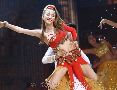  Chiều ngày 13.11, Sở VHTTDL TPHCM đã ra quyết định xử phạt Ngân Khánh ở mức phạt 3,5 triệu đồng với sự cố lộ ngực khi biểu diễn