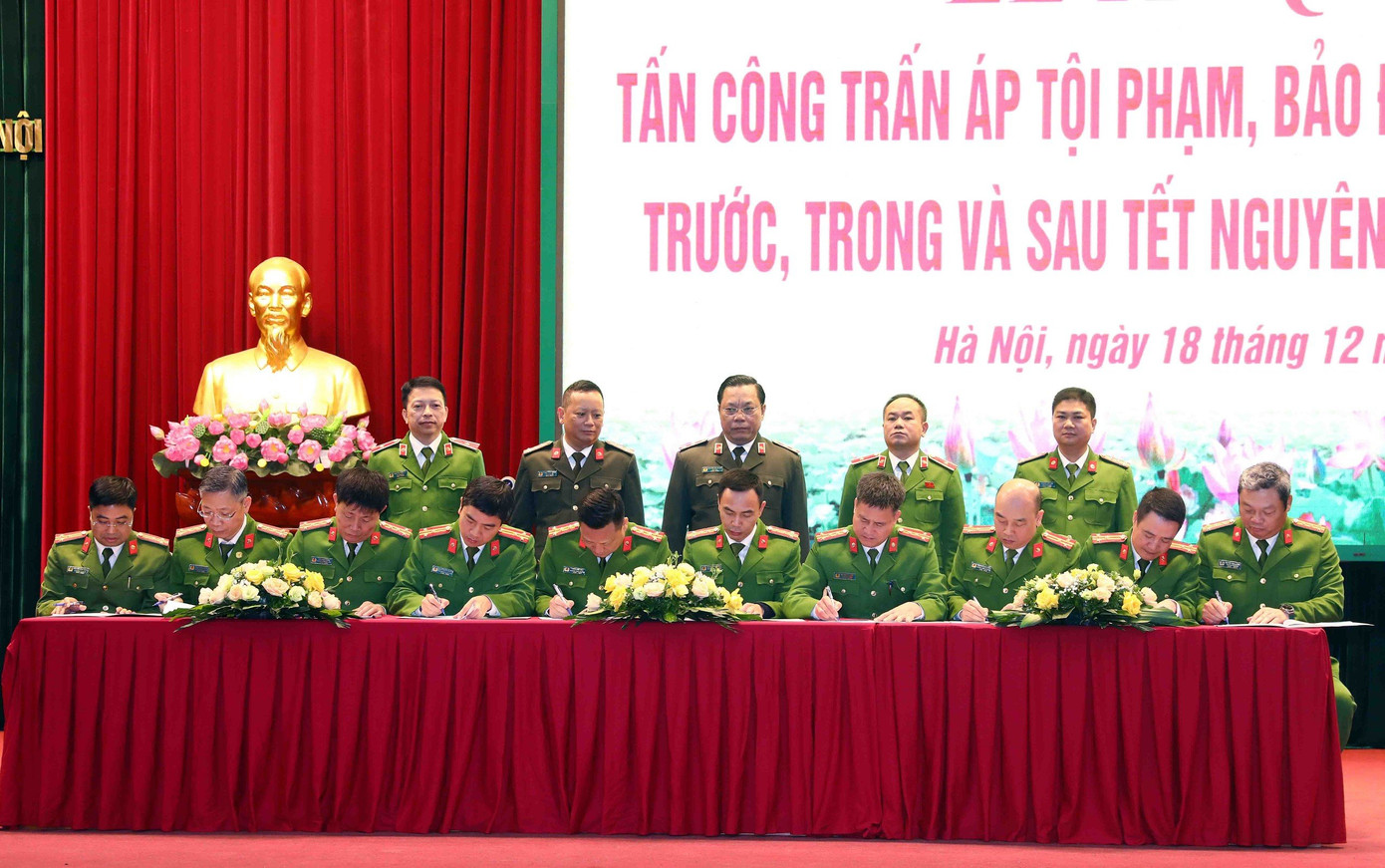 Công an các quận, huyện, thị xã ký cam kết tại buổi Lễ.