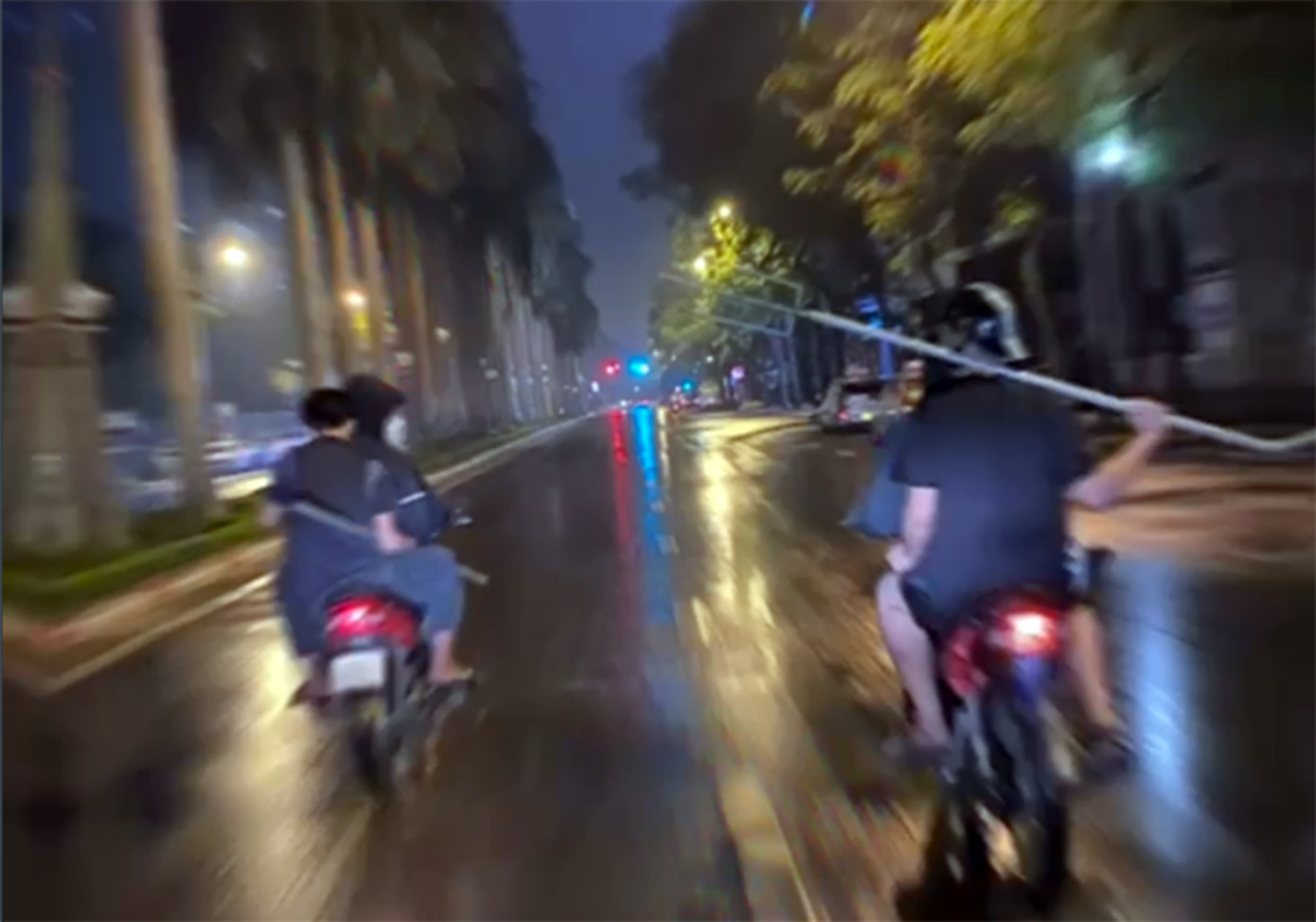 Nhóm thanh thiếu niên thường xuyên mang theo hung khí diễu phố.