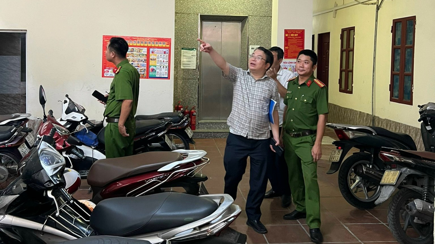 Lãnh đạo phường, Công an phường kiểm tra, hướng dẫn các cơ sở về đảm bảo PCCC.