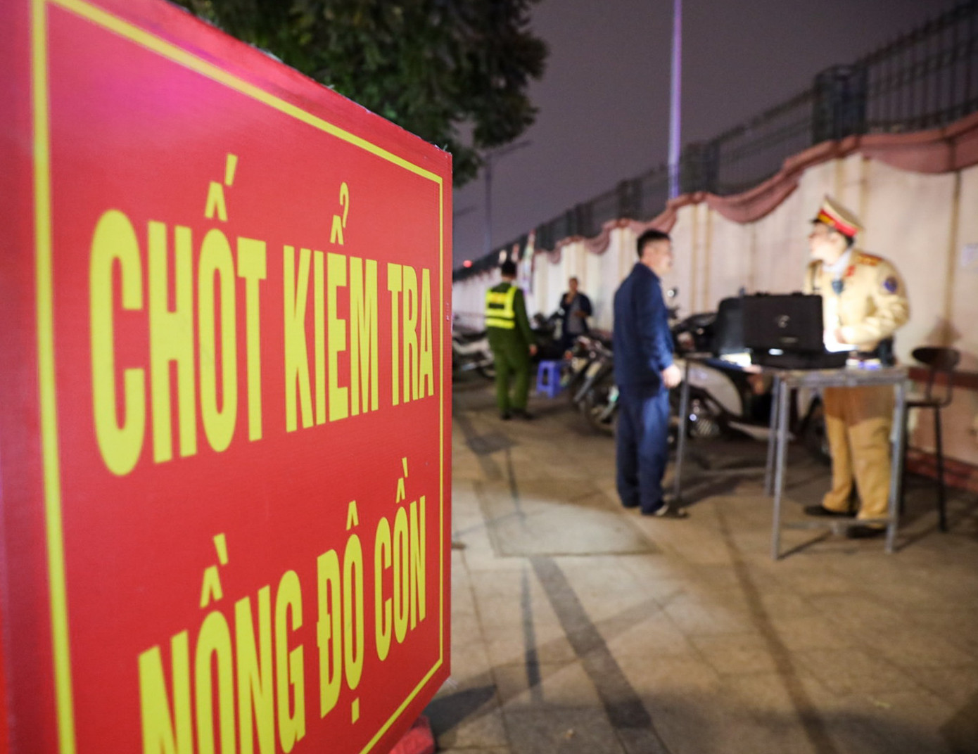 Thực hiện cao điểm tấn công trấn áp tội phạm, bảo đảm trật tự an toàn giao thông, trật tự đô thị, trật tự công cộng dịp Tết Dương lịch, Tết Nguyên đán Giáp Thìn và các lễ hội đầu xuân 2024, tối 29/12, tổ công tác Công an quận Thanh Xuân phối hợp Phòng Cảnh sát Giao thông và Trung đoàn Cảnh sát cơ động Công an TP Hà Nội đã triển khai lực lượng lập chốt kiểm tra, xử lý vi phạm nồng độ cồn trên địa bàn quận.