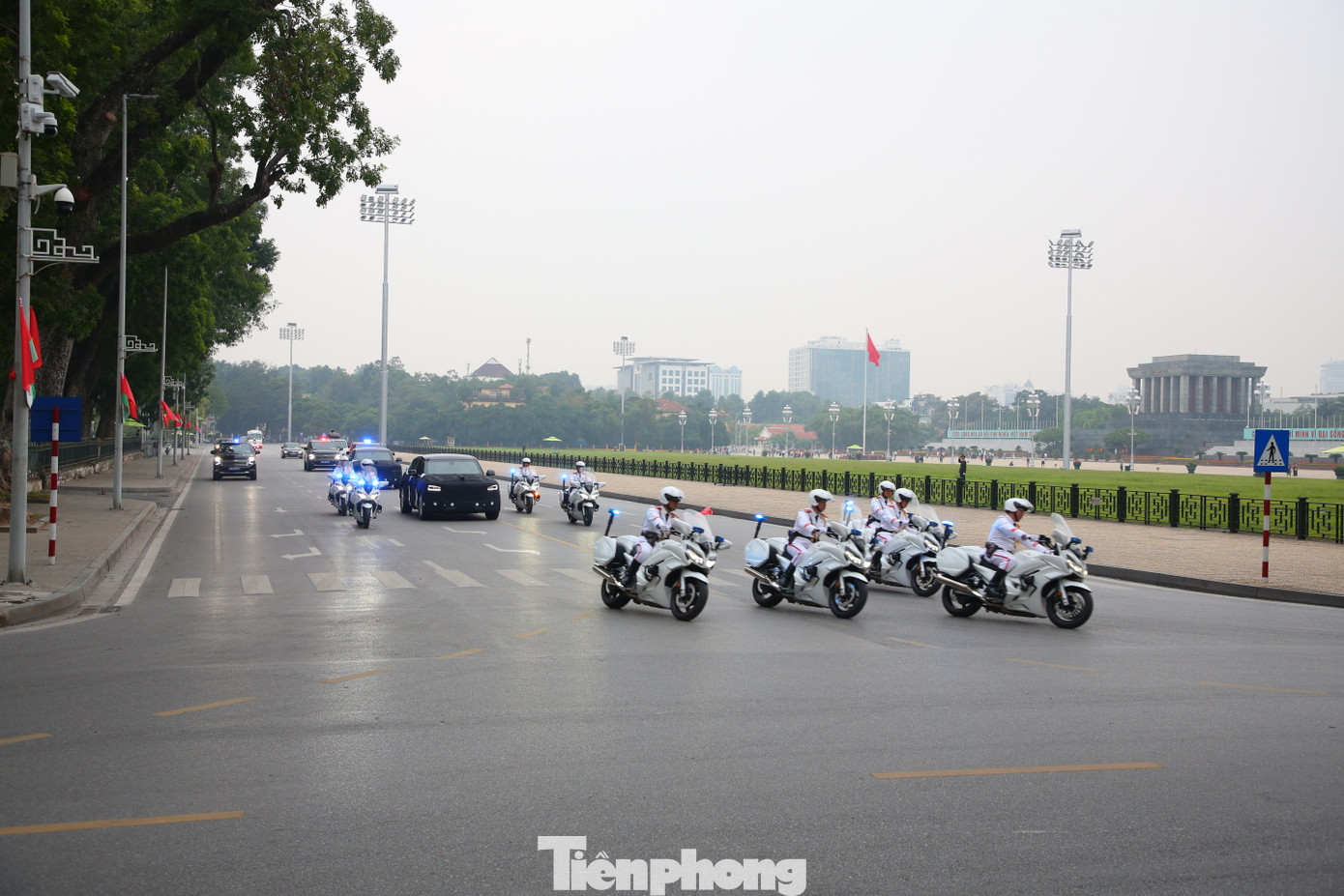 Tiếp đó, đoàn xe di chuyển qua đường Độc Lập về Phủ Chủ tịch.