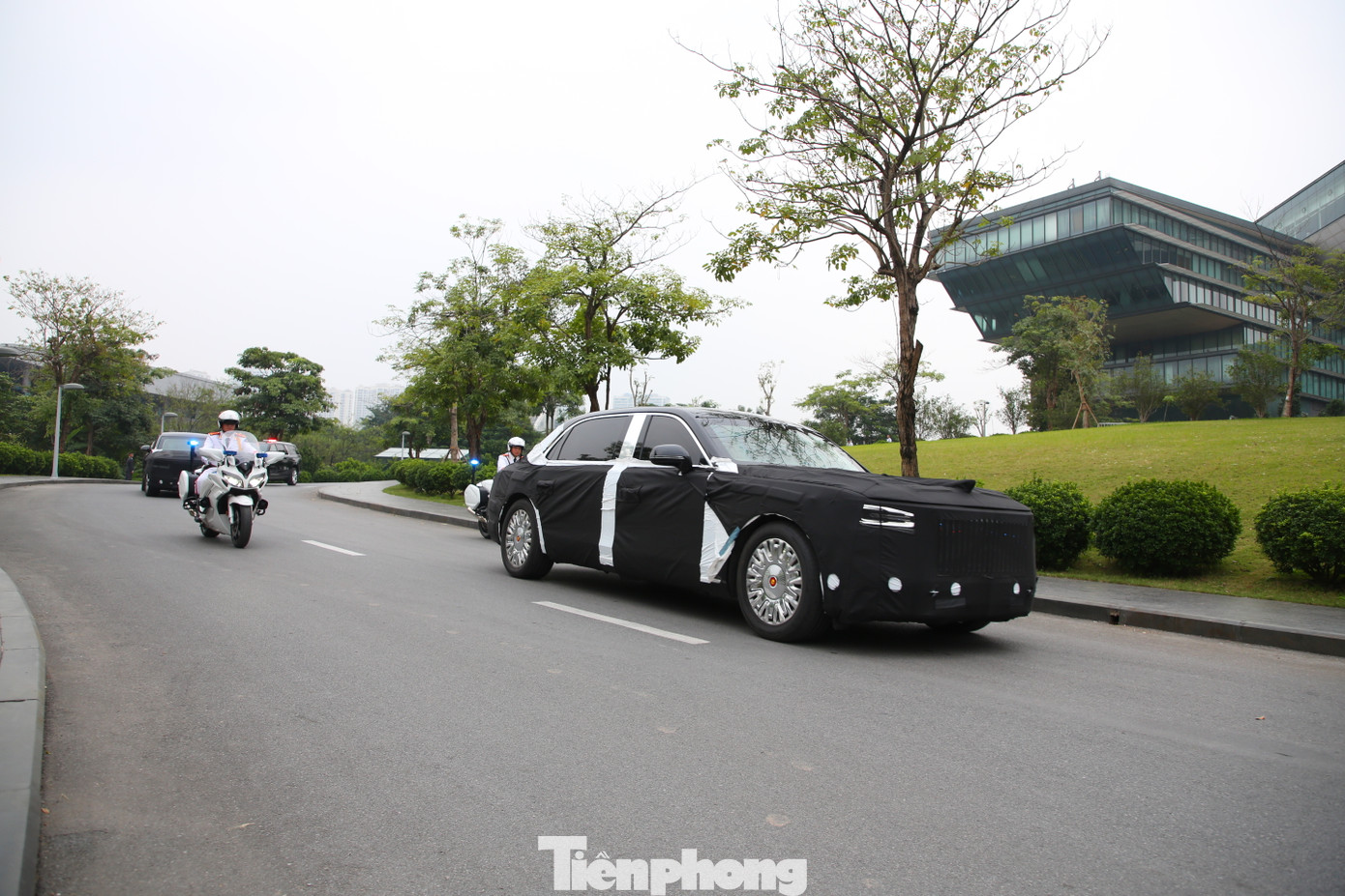 Theo phương án, khoảng 15h cùng ngày đoàn xe xuất phát từ khách sạn Marriott (Hà Nội) hướng ra đường Phạm Hùng.