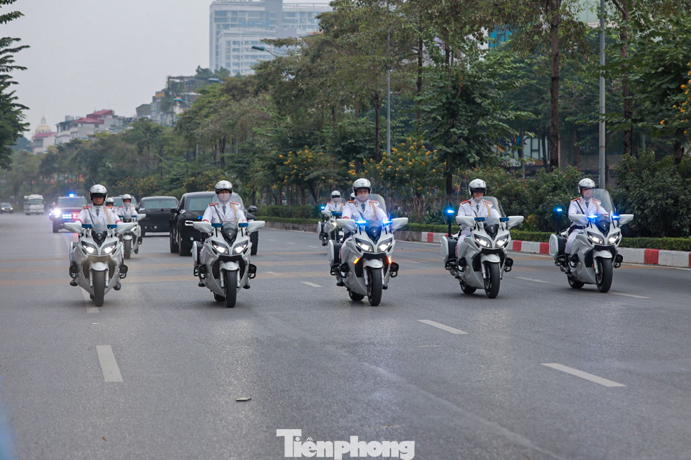 Các tuyến đường nằm trong phương án dẫn đoàn được lực lượng CSCĐ, Công an... tạm thời cấm các phương tiện phục vụ đoàn xe di chuyển.